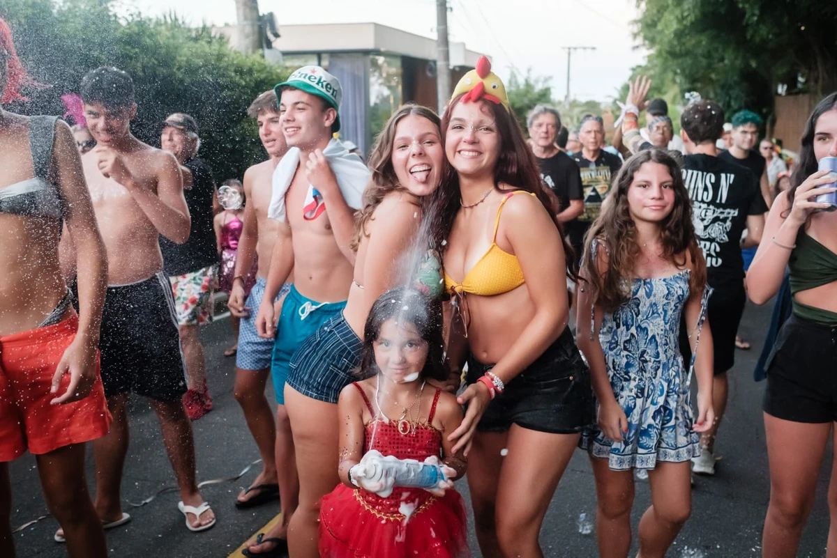 Desfile do  Grêmio Recreativo Unidos da Aldeia (GRUA)