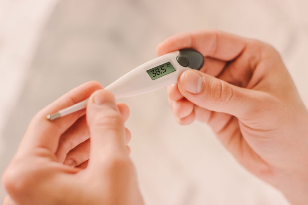 A febre é um dos sinais de alerta referentes à pancreatite (Imagem: Anna Tryhub | Shutterstock)