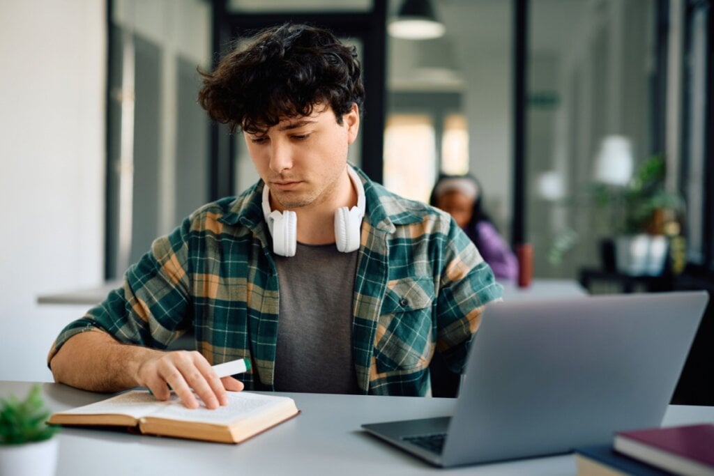 As olimpíadas científicas são para todos os estudantes que querem se desafiar e alcançar seu máximo potencial (Imagem: Drazen Zigic | Shutterstock) 