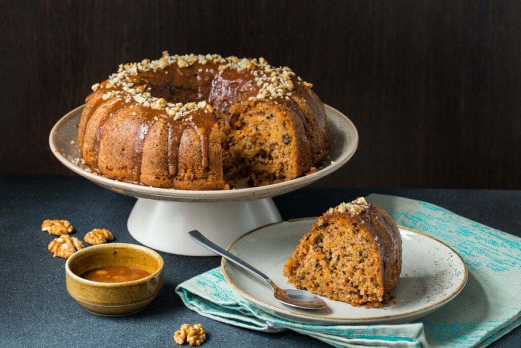 Bolo de cenoura com nozes e calda de caramelo (Imagem: Olga Bombologna | Shutterstock) 