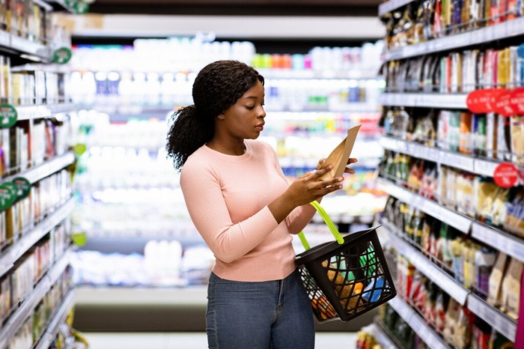 Conhecer os impostos do consumo diário é importante para entender variações de preços (Imagem: Prostock-studio | Shutterstock)