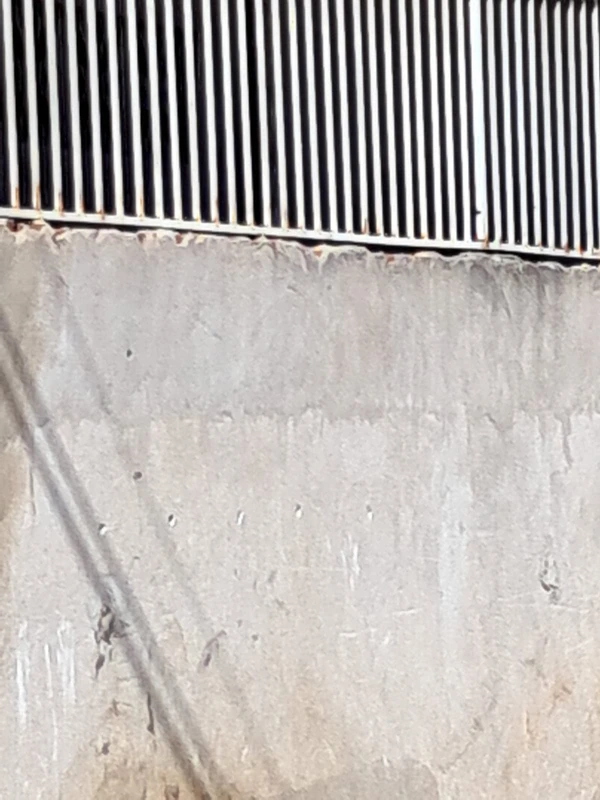 Muros ficaram com as marcas dos tiros disparados em ataque por Archimedes Patricio