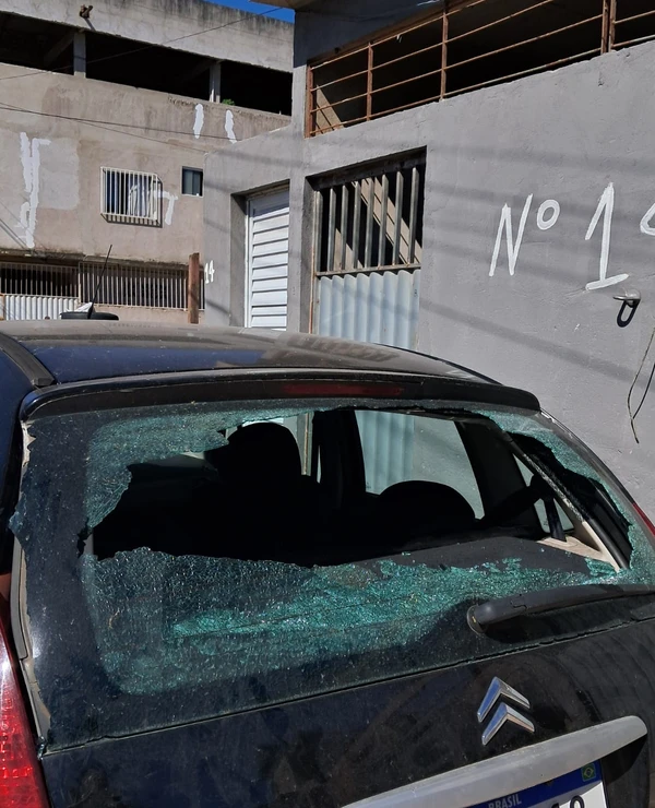 Tiros destruíram vidro traseiro de veículo que estava estacionado na rua por Archimedes Patricio