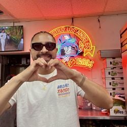 Aparição surpresa de taqueria no show do Bad Bunny no Super Bowl encheu de orgulho moradores de bairro imigrante de Los Angeles.