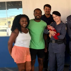 Com apenas três dias de vida, o pequeno Tomás Ribeiro sofreu uma obstrução das vias aéreas e os pais precisaram recorrer às pressas ao posto do corporação no litoral da cidade