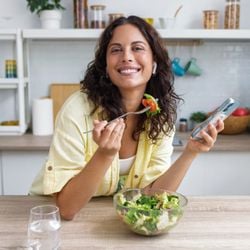 Mudanças na rotina alimentar podem auxiliar na hidratação, melhorar a digestão e ajudar na recuperação 

