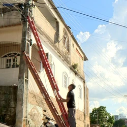 Apoio da polícia foi necessário depois que criminosos foram presos cortando e tentando instalar um serviço clandestino no bairro Operário