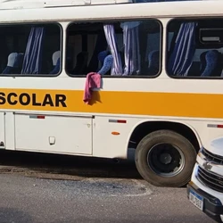 Cinco estudantes e uma monitora estavam dentro do ônibus, mas não ficaram feridos; motorista morreu