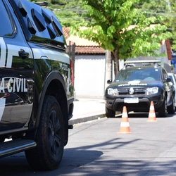 A ideia dos bandidos era sequestrar um familiar do ganhador da Mega-Sena de 2025; a ação foi coordenada por um detento do Comando Vermelho e terminou com um criminoso morto