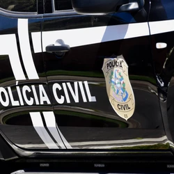 Vítima foi hospitalizada após ser ferida nas pernas, na mão e no tórax; atual companheira do ex-marido dela é suspeita do crime