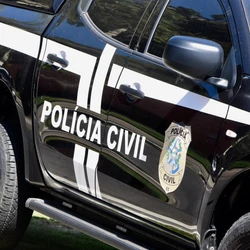 Ele foi preso em flagrante por lesão corporal, injúria, ameaça, dano, extorsão e incêndio