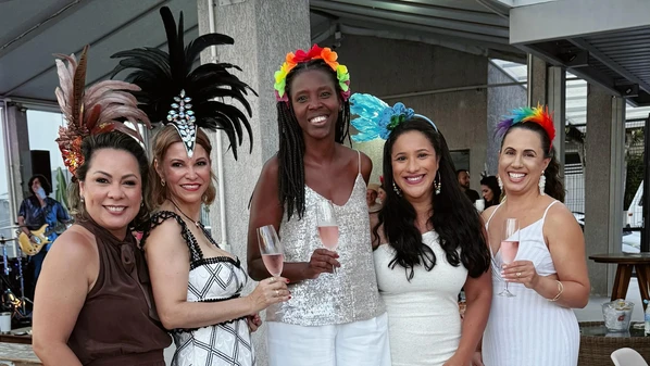 A aniversariante  reuniu a família e amigos no domingo de folia (15), na Casa Amarena, com show da Banda Duets