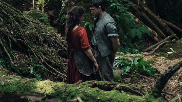 A morte tem formas distintas de atravessar os que ficam, e há muitas delas no magnífico filme da diretora chinesa Chloé Zhao