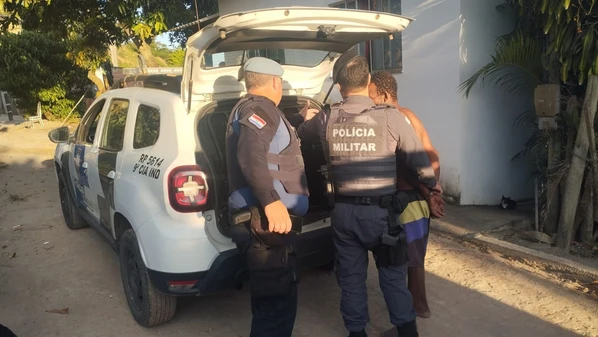 Mulher de 46 anos sofreu cortes na mão e no peito e foi socorrida ao hospital; suspeito, de 51 anos, foi detido pela Polícia Militar