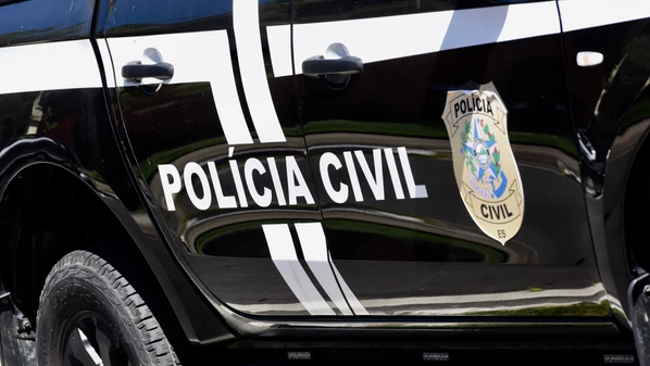 Vítima foi hospitalizada após ser ferida nas pernas, na mão e no tórax; atual companheira do ex-marido dela é suspeita do crime