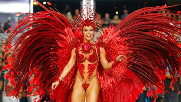 Influenciadora teve problemas com sua fantasia no desfile e havia levantado dúvidas sobre a perda de pontos da escola