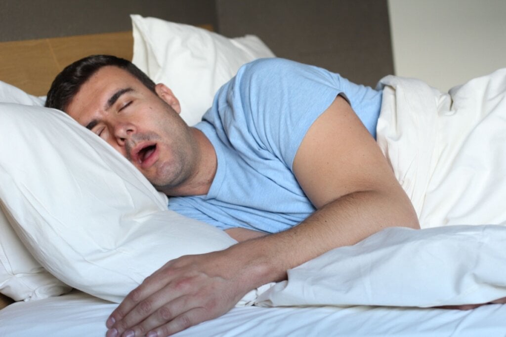 Dormir respirando pela boca resseca as vias áreas e causa instabilidade respiratória (Imagem: AJR_photo | Shutterstock)