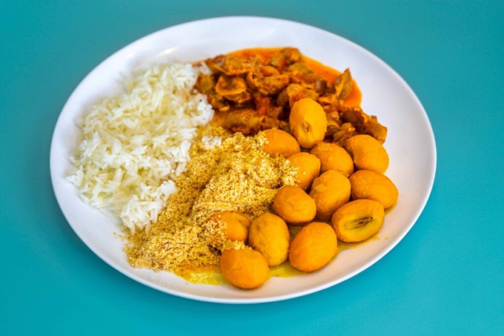 Moela de frango com pequi, arroz e farofa (Imagem: Adilson Sochodolak | Shutterstock)