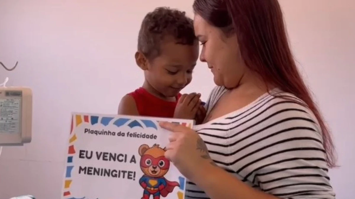 Heitor Lopes de Souza, de 3 anos, e mãe Luana Lopes