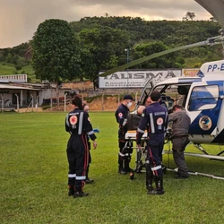 Vítima de 56 anos foi socorrida com apoio do helicóptero do Notaer e transferida para Vitória