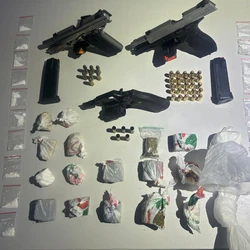 Uma mulher também foi baleada e socorrida; criminosos chegaram em dois veículos, abriram fogo contra grupo e fugiram