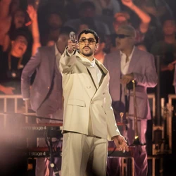 Cantor e rapper porto-riquenho está no Brasil com a turnê "Debí Tirar Más Fotos", que ganhou o Grammy de álbum do ano