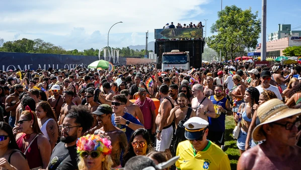 Tradicional bloco reuniu milhares de foliões na Rodovia Norte Sul com samba reggae, fantasias criativas e clima de despedida da folia