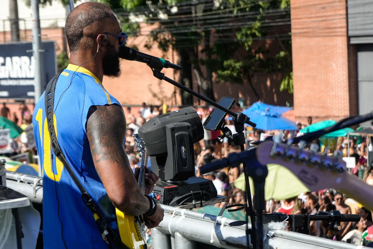 Bloco Kustelão pelas ruas de Jardim Camburi por Vitor Jubini