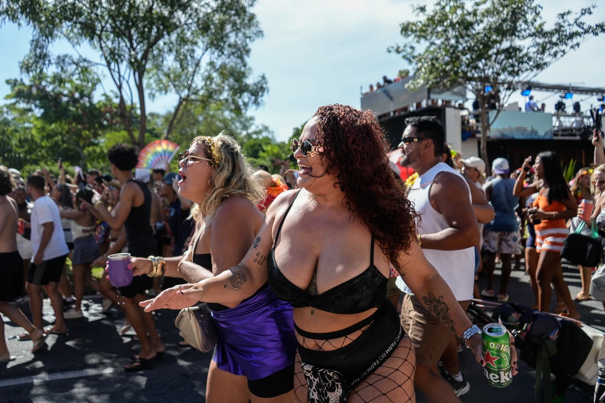 Bloco Kustelão pelas ruas de Jardim Camburi por Vitor Jubini