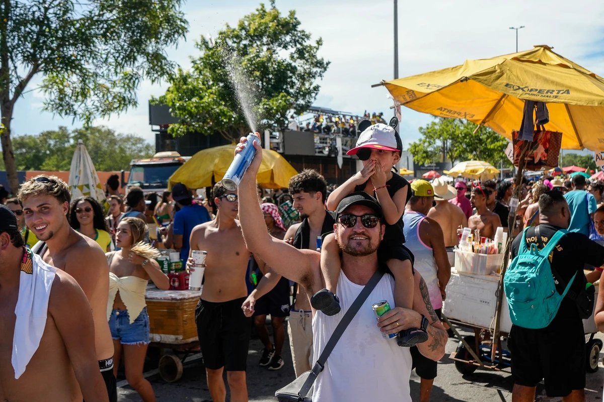 Bloco Kustelão pelas ruas de Jardim Camburi por Vitor Jubini