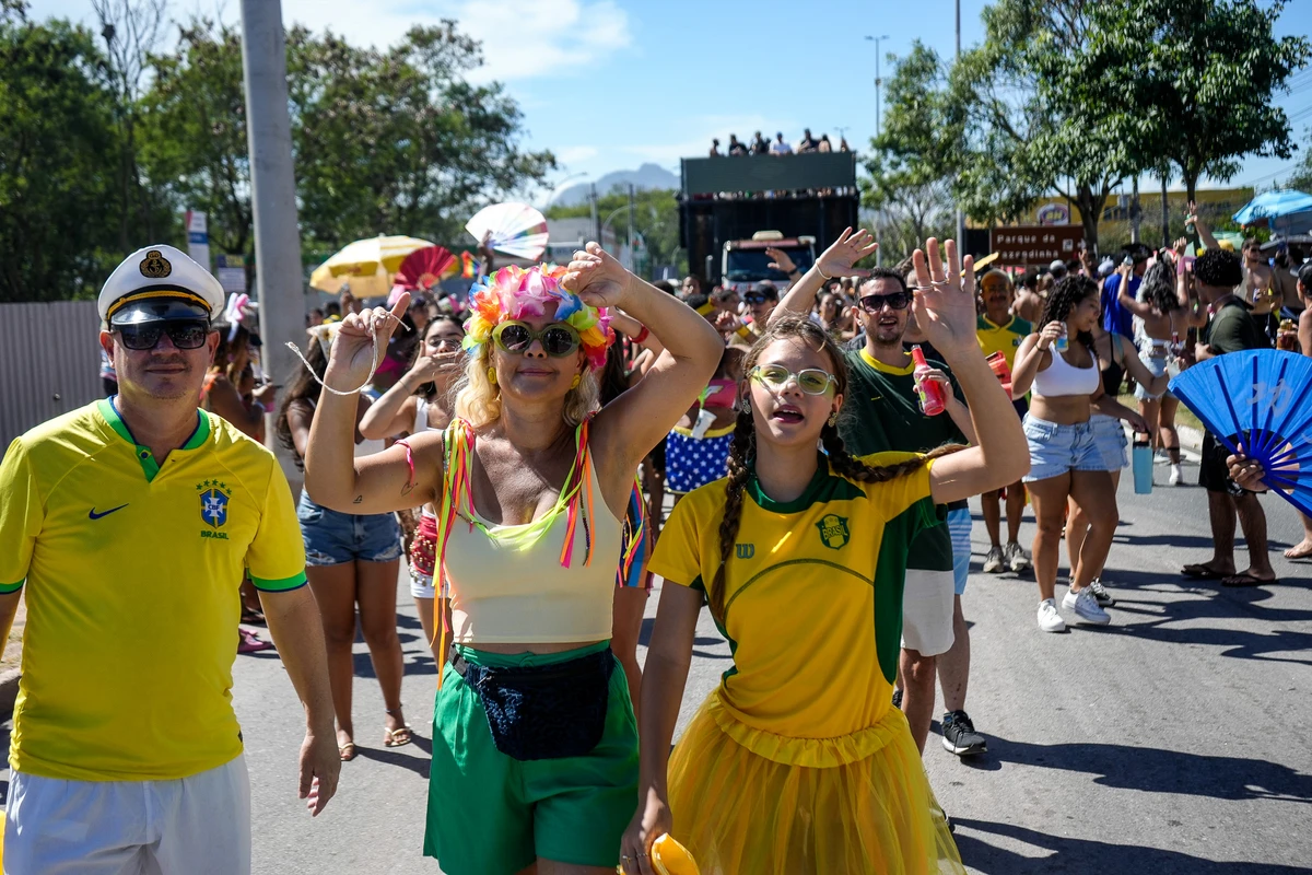 Bloco Kustelão pelas ruas de Jardim Camburi por Vitor Jubini