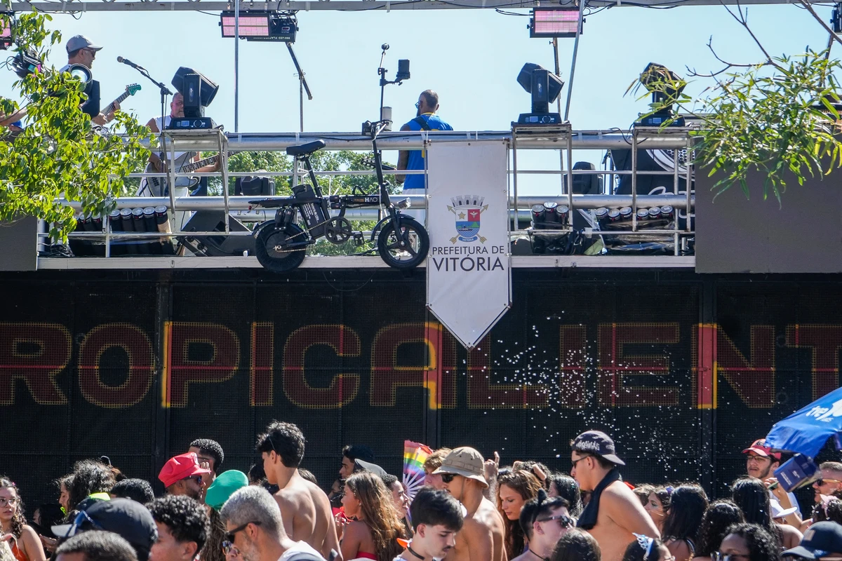 Bloco Kustelão pelas ruas de Jardim Camburi por Vitor Jubini