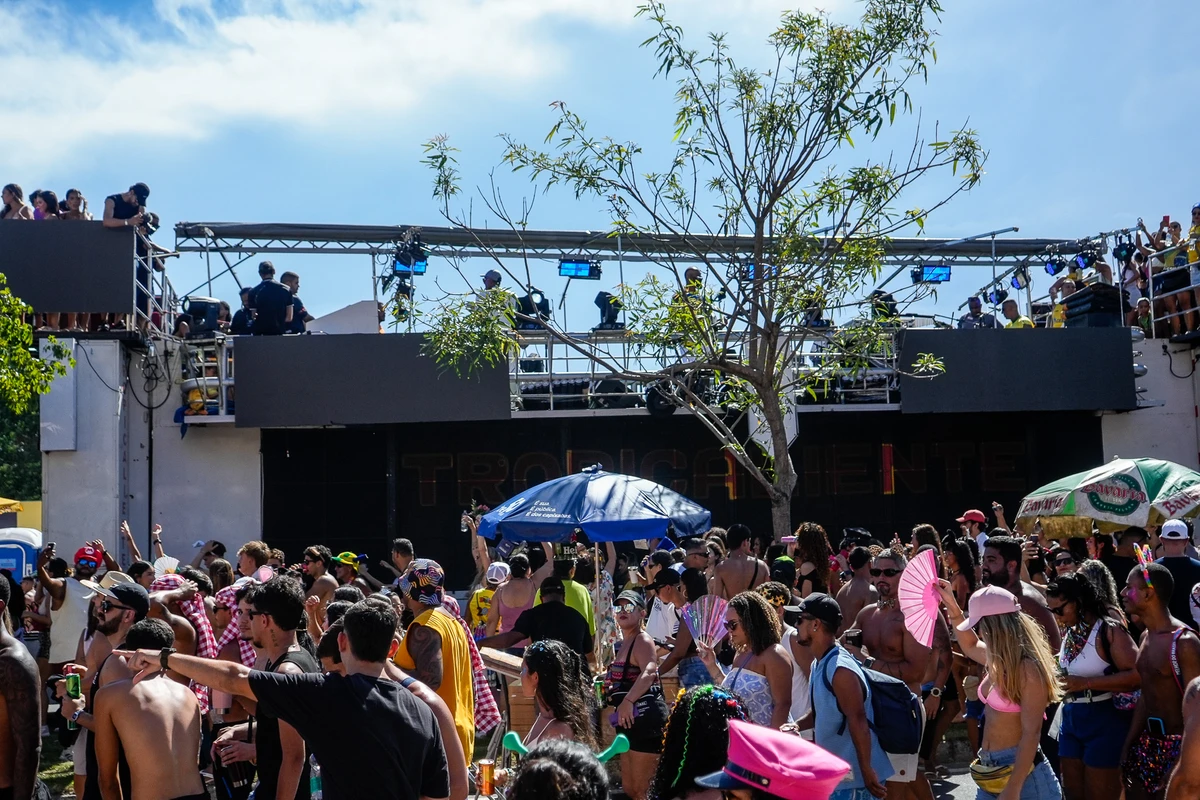 Bloco Kustelão pelas ruas de Jardim Camburi por Vitor Jubini