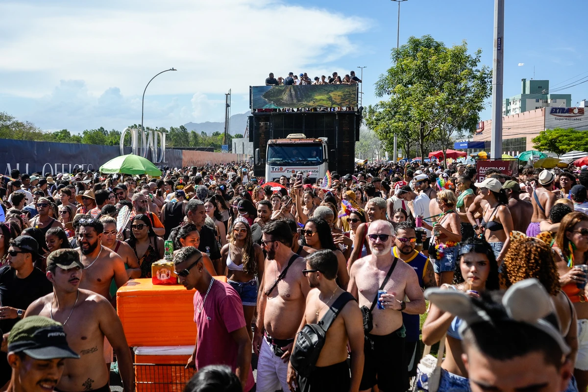 Bloco Kustelão pelas ruas de Jardim Camburi por Vitor Jubini