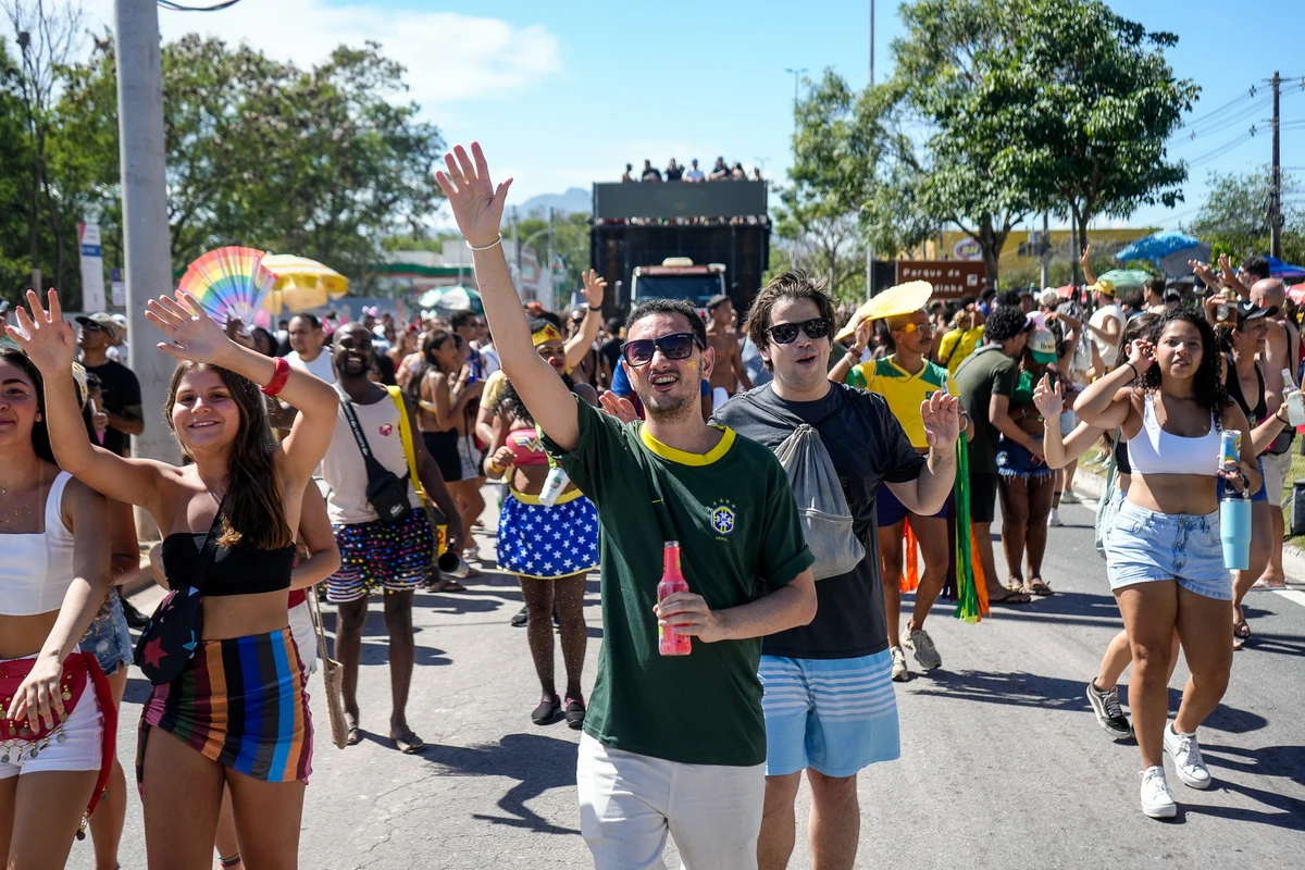 Bloco Kustelão pelas ruas de Jardim Camburi por Vitor Jubini