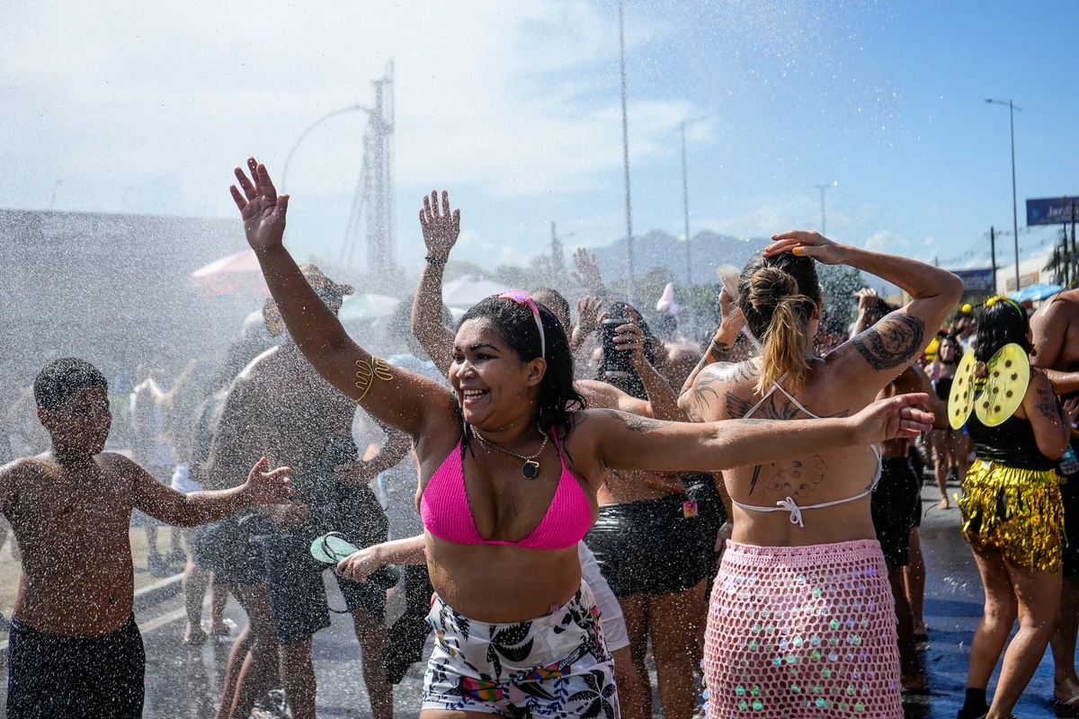 Bloco Kustelão pelas ruas de Jardim Camburi por Vitor Jubini