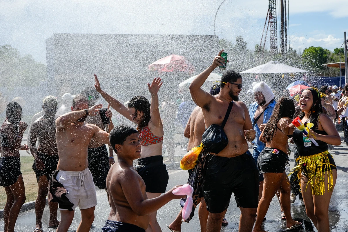 Bloco Kustelão pelas ruas de Jardim Camburi por Vitor Jubini