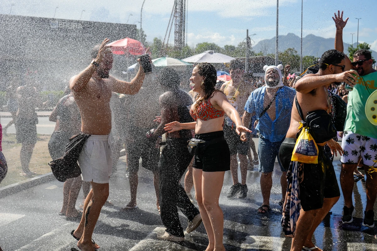 Bloco Kustelão pelas ruas de Jardim Camburi por Vitor Jubini