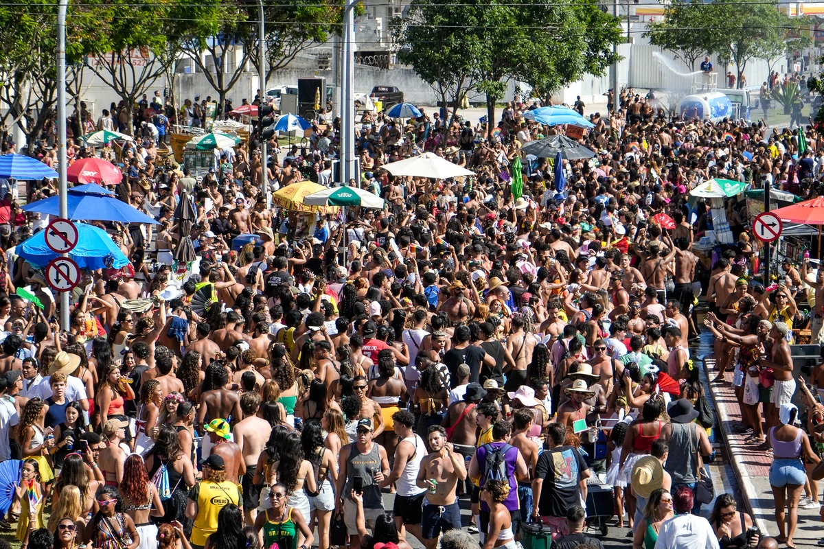 Bloco Kustelão pelas ruas de Jardim Camburi por Vitor Jubini