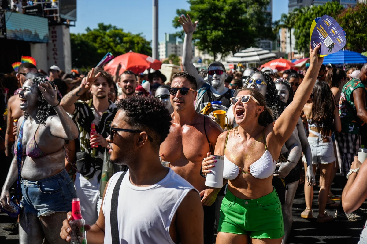 Bloco Kustelão pelas ruas de Jardim Camburi por Vitor Jubini
