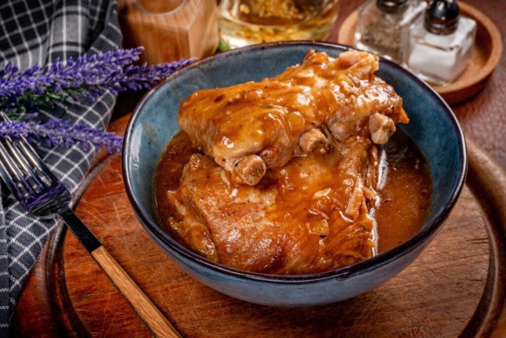 Costela suína ao molho picante (Imagem: Arkadiusz Fajer | Shutterstock) 