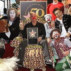 Conheça o palhaço bilionário que cospe fogo e anda sobre pernas de pau: Guy Laliberté, cofundador do Cirque du Soleil