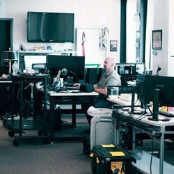 Policiais investigavam como localizar uma menina de 12 anos, vista em vídeos de abuso online, quando um detalhe os levou até onde ela estava. O trabalho destes agentes é retratado em um novo documentário da BBC.