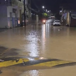Cidade registrou 90 milímetros de chuva em menos de uma hora; lixo acumulado em bueiros dificultou o escoamento da água