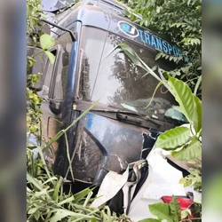 Caminhoneiro relatou que perdeu os freios na descida da serra e tentou desviar para um barranco, mas acabou atingindo o veículo que vinha no sentido contrário