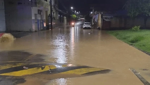 Cidade registrou 90 milímetros de chuva em menos de uma hora; lixo acumulado em bueiros dificultou o escoamento da água