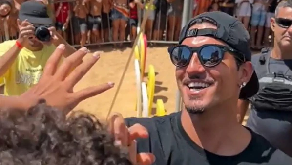 Tricampeão mundial e medalhista de bronze nas Olimpíadas de Paris, em 2024, participou da segunda edição do Medininha Surf Day, na Praia de Setiba