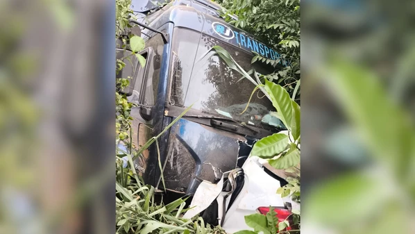 Caminhoneiro relatou que perdeu os freios na descida da serra e tentou desviar para um barranco, mas acabou atingindo o veículo que vinha no sentido contrário