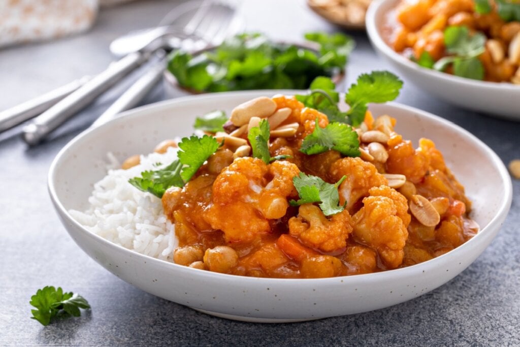 Curry de couve-flor, grão-de-bico e cenoura (Imagem: Elena Veselova | Shutterstock)