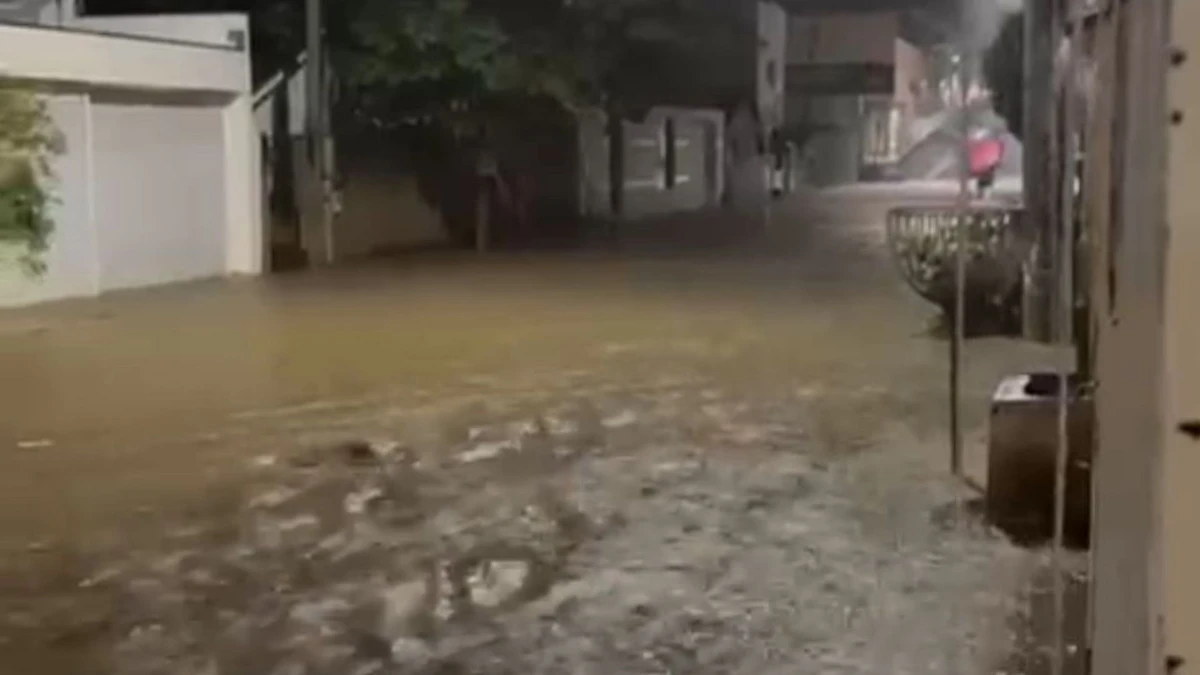 Ruas ficam alagadas após chuvas em Pancas